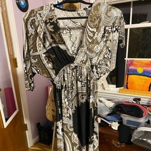 Quarter length sleeve paisley v neck dress